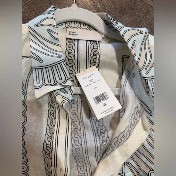 Women’s printed camp shirt. NWT. Size Large - Picture 3 of 5